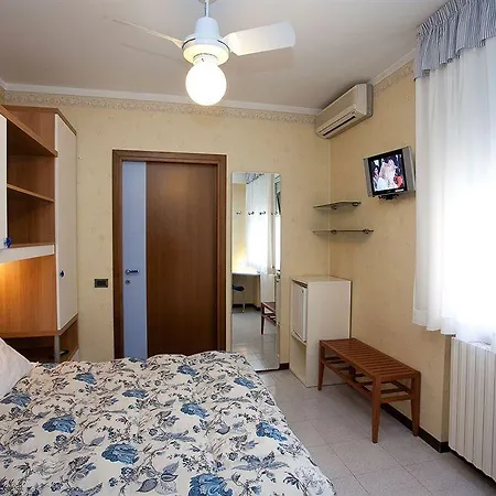 Отель Fiorella 3*